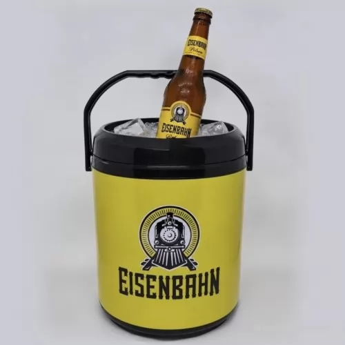 Cooler personalizado - Cooler Térmico 12 Latas com excelente capacidade e ampla área para personalização. Ideal para campanhas promocionais, eventos corporativos, brindes e ações de relacionamento. Mantém as bebidas geladas por mais tempo e garante maior visibilidade para sua marca em momentos de lazer, viagens e confraternizações. Um brinde útil, durável e de grande impacto promocional.