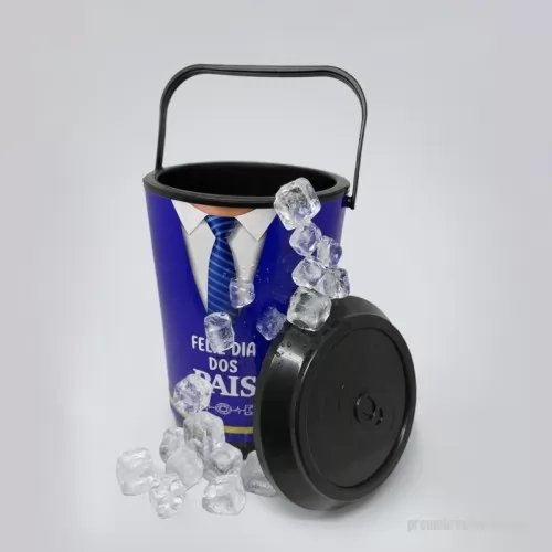 Cooler personalizado - Cooler Térmico 8 Latas ideal para campanhas de Dia dos Pais, unindo praticidade, utilidade e valorização da sua marca. Compacto e fácil de transportar, mantém bebidas geladas por mais tempo e oferece uma excelente área para personalização. Perfeito para presentear clientes, colaboradores e parceiros, criando uma lembrança útil e duradoura em uma data especial.