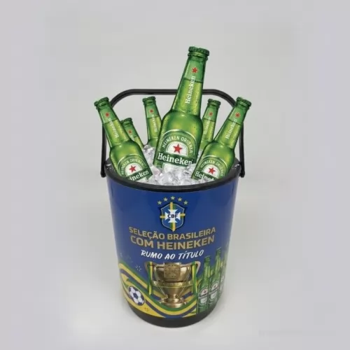 Cooler personalizado - Destaque sua marca de forma útil e memorável. O Cooler Térmico para 8 Latas é o brinde corporativo ideal para eventos, campanhas promocionais, ações de relacionamento e confraternizações. Compacto, resistente e prático, mantém bebidas geladas por mais tempo enquanto fortalece a visibilidade da sua empresa em momentos de lazer e descontração.  Capacidade para até 8 latas - Excelente área para personalização da marca - Ideal para brindes corporativos e promocionais - Prático, leve e fácil de transportar.
