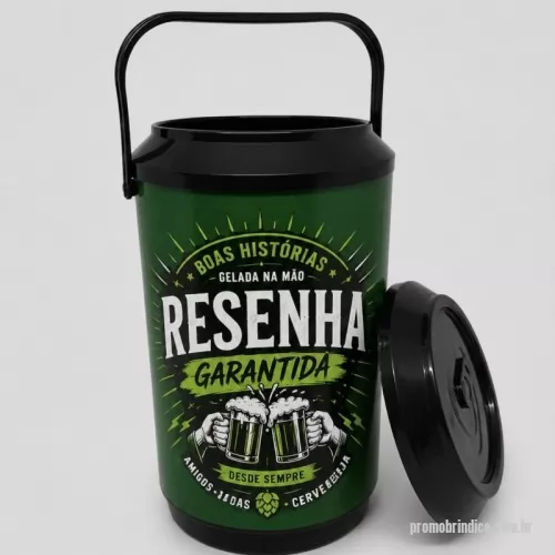 Cooler personalizado - Destaque sua marca de forma útil e memorável. O Cooler Térmico para 8 Latas é o brinde corporativo ideal para eventos, campanhas promocionais, ações de relacionamento e confraternizações. Compacto, resistente e prático, mantém bebidas geladas por mais tempo enquanto fortalece a visibilidade da sua empresa em momentos de lazer e descontração.  Capacidade para até 8 latas - Excelente área para personalização da marca - Ideal para brindes corporativos e promocionais - Prático, leve e fácil de transportar.