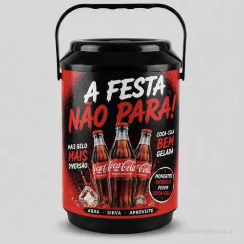 Cooler personalizado - Destaque sua empresa com um brinde útil, moderno e de grande impacto visual. O Cooler Térmico para 10 Latas é ideal para ações promocionais, eventos corporativos, convenções, campanhas de relacionamento e presentes de fim de ano. Com excelente capacidade de armazenamento, ele mantém bebidas geladas por mais tempo e oferece uma ampla área para personalização, garantindo que sua marca esteja presente nos momentos de lazer, confraternização e descontração dos seus clientes, colaboradores e parceiros. - Capacidade para até 10 latas?- Excelente área para personalização da marca?- Ideal para brindes corporativos e ações promocionais?- Prático, resistente e fácil de transportar?-Valoriza sua marca e aumenta sua visibilidade Transforme um simples brinde em uma experiência memorável e fortaleça o relacionamento com quem mais importa para o seu negócio.