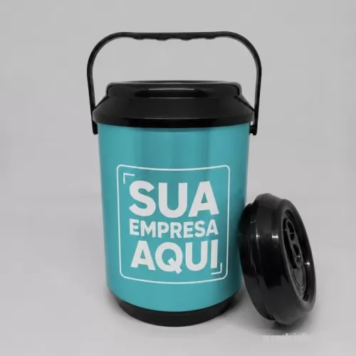 Cooler personalizado - Cooler Térmico 10 Latas personalizado, ideal para ações promocionais, eventos e brindes corporativos. Com excelente área para personalização, destaca sua marca de forma prática e eficiente, mantendo as bebidas geladas por mais tempo. Um brinde útil e versátil para fortalecer o relacionamento com clientes, colaboradores e parceiros.
