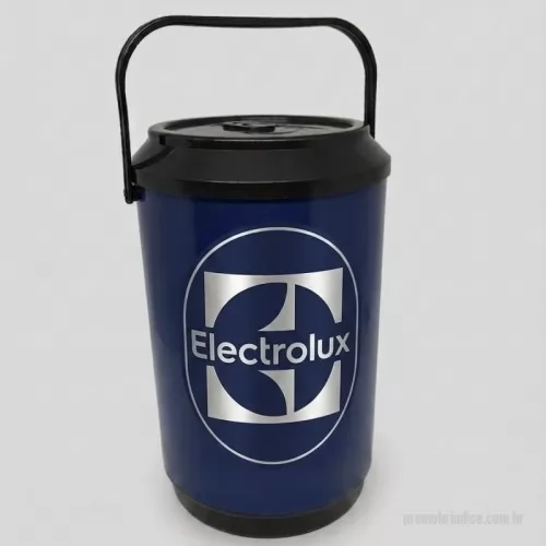 Cooler personalizado - Cooler Térmico 8 Latas personalizado, ideal para brindes, eventos e ações promocionais. Compacto e prático, mantém as bebidas geladas por mais tempo e oferece excelente espaço para destacar a sua marca. Uma opção útil e atrativa para clientes, colaboradores e parceiros.