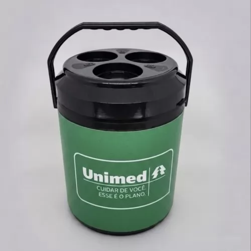 Cooler personalizado - Cooler Térmico 12 Latas personalizado, ideal para ações promocionais, eventos e brindes corporativos. Com excelente capacidade e ampla área para personalização, mantém as bebidas geladas por mais tempo e proporciona grande visibilidade para a sua marca. 