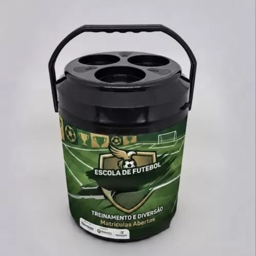 Cooler personalizado - Cooler Térmico 12 Latas personalizado com a identidade da sua Escola de Futebol. Perfeito para atletas, treinadores, alunos e torcedores, combina praticidade e estilo em um produto exclusivo. Com espaço para personalização completa, é uma excelente opção para eventos, premiações, campanhas de matrícula e fortalecimento da marca da sua escola.