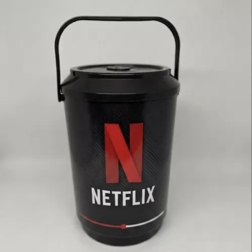 Cooler personalizado - Cooler Térmico 8 Latas personalizado, ideal para brindes, eventos e ações promocionais. Compacto e prático, mantém as bebidas geladas por mais tempo e oferece excelente espaço para destacar a sua marca. Uma opção útil e atrativa para clientes, colaboradores e parceiros. 