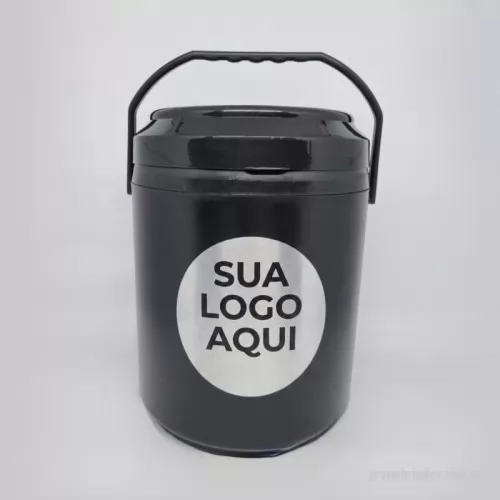 Cooler personalizado - Cooler Térmico Personalizado para 12 Latas, com capacidade de 9 litros e ampla área para personalização. Ideal para brindes, eventos e ações promocionais, mantém as bebidas geladas por mais tempo e garante destaque para sua marca. Resistente e prático, possui dimensões de 310 mm de altura x 245 mm de diâmetro e peso aproximado de 1,050 kg. 