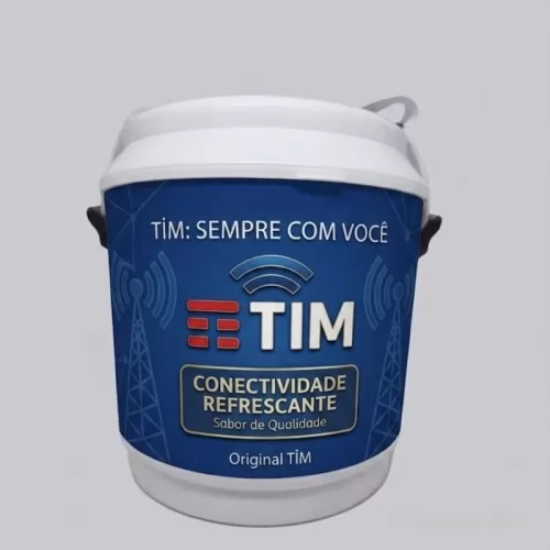 Cooler personalizado - Cooler Térmico Personalizado para 24 Latas, com capacidade de 21 litros e ampla área para personalização. Ideal para brindes, eventos e ações promocionais, mantém as bebidas geladas por mais tempo e garante máxima visibilidade para sua marca. Resistente e espaçoso, possui dimensões de 365 mm de altura x 345 mm de diâmetro e peso aproximado de 2,700 kg. 