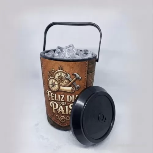 Cooler personalizado - Cooler Térmico 8 Latas ideal para campanhas de Dia dos Pais, unindo praticidade, utilidade e valorização da sua marca. Compacto e fácil de transportar, mantém bebidas geladas por mais tempo e oferece uma excelente área para personalização. Perfeito para presentear clientes, colaboradores e parceiros, criando uma lembrança útil e duradoura em uma data especial.