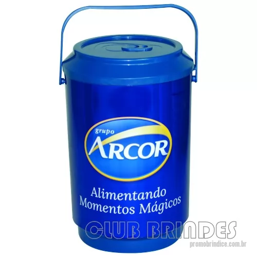 Cooler personalizado - Cooler promocional com capacidade para 08 latas, com alça fixa e isolante térmico. Gravação da logomarca através de adesivo com impressão digital .