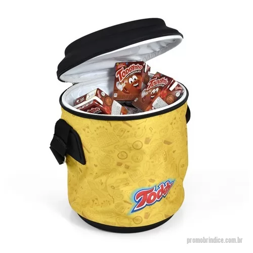 Cooler personalizado - Cooler térmico dobrável com capacidade para 12 Latas e mais espaço para gelo, conservando as bebidas bem geladas graças ao seu interior de propriedade térmica. Perfeito para presentear públicos que apreciem itens funcionais, originais e de grande praticidade.  Gravação na tampa da peça por relevo, e arte do corpo impressa em tranfer sublimático sem limite de cores, agregando valor e qualidade ao produto promocional. Maneira criativa de divulgar sua marca e automaticamente levá-la do ambiente corporativo até os momentos de lazer de seus colaboradores. Associe seus produtos à bons momentos: solicite já um orçamento!