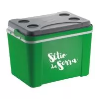 Caixa térmica 22L fabricada com matéria prima pura virgem e atóxica. Laudo de pureza e atoxidade podem ser fornecidos. Com isolamento em EPS placas de 15mm e 16mm. Disponível em várias cores. Gravação da logomarca em 1 cor já inclusa.