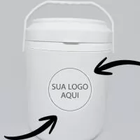 Cooler Térmico 12 Latas com excelente capacidade e ampla área para personalização. Ideal para campanhas promocionais, eventos corporativos, brindes e ações de relacionamento. Mantém as bebidas geladas por mais tempo e garante maior visibilidade para sua marca em momentos de lazer, viagens e confraternizações. Um brinde útil, durável e de grande impacto promocional.