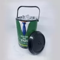 Cooler Térmico 8 Latas ideal para campanhas de Dia dos Pais, unindo praticidade, utilidade e valorização da sua marca. Compacto e fácil de transportar, mantém bebidas geladas por mais tempo e oferece uma excelente área para personalização. Perfeito para presentear clientes, colaboradores e parceiros, criando uma lembrança útil e duradoura em uma data especial.