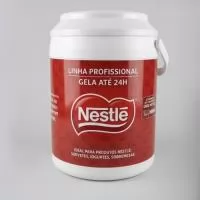 Cooler Térmico 16 Latas com alta capacidade e excelente área para personalização, ideal para brindes corporativos e ações promocionais de maior impacto. Prático e resistente, é perfeito para churrascos, viagens, eventos e momentos de lazer, mantendo bebidas geladas por mais tempo. Um brinde útil e valorizado, que amplia a visibilidade da sua marca e fortalece o relacionamento com clientes, colaboradores e parceiros.