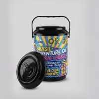 Destaque sua empresa com um brinde útil, moderno e de grande impacto visual. O Cooler Térmico para 10 Latas é ideal para ações promocionais, eventos corporativos, convenções, campanhas de relacionamento e presentes de fim de ano. Com excelente capacidade de armazenamento, ele mantém bebidas geladas por mais tempo e oferece uma ampla área para personalização, garantindo que sua marca esteja presente nos momentos de lazer, confraternização e descontração dos seus clientes, colaboradores e parceiros. - Capacidade para até 10 latas?- Excelente área para personalização da marca?- Ideal para brindes corporativos e ações promocionais?- Prático, resistente e fácil de transportar?-Valoriza sua marca e aumenta sua visibilidade Transforme um simples brinde em uma experiência memorável e fortaleça o relacionamento com quem mais importa para o seu negócio.