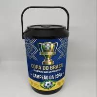 Cooler Térmico 8 Latas com tema da Copa, ideal para campanhas promocionais, ações de marketing e brindes corporativos em períodos de grandes eventos esportivos. Compacto, prático e fácil de transportar, mantém as bebidas geladas por mais tempo e oferece excelente área para personalização da sua marca. Um brinde útil e atrativo, perfeito para acompanhar a torcida e fortalecer a presença da sua empresa em momentos de celebração e descontração.