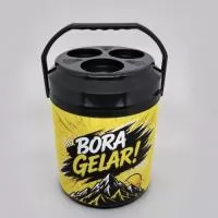 Cooler Térmico 12 Latas personalizado, ideal para empresas que buscam um brinde útil, durável e de grande impacto visual. Com ampla área para personalização, destaca sua marca de forma elegante e eficiente em eventos, campanhas promocionais, ações de relacionamento e momentos de lazer. Sua capacidade ampliada e praticidade de uso fazem deste cooler uma excelente opção para fortalecer a visibilidade da sua empresa e gerar lembrança de marca por muito mais tempo.