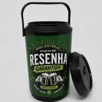 Destaque sua marca de forma útil e memorável. O Cooler Térmico para 8 Latas é o brinde corporativo ideal para eventos, campanhas promocionais, ações de relacionamento e confraternizações. Compacto, resistente e prático, mantém bebidas geladas por mais tempo enquanto fortalece a visibilidade da sua empresa em momentos de lazer e descontração.  Capacidade para até 8 latas - Excelente área para personalização da marca - Ideal para brindes corporativos e promocionais - Prático, leve e fácil de transportar.