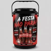 Destaque sua empresa com um brinde útil, moderno e de grande impacto visual. O Cooler Térmico para 10 Latas é ideal para ações promocionais, eventos corporativos, convenções, campanhas de relacionamento e presentes de fim de ano. Com excelente capacidade de armazenamento, ele mantém bebidas geladas por mais tempo e oferece uma ampla área para personalização, garantindo que sua marca esteja presente nos momentos de lazer, confraternização e descontração dos seus clientes, colaboradores e parceiros. - Capacidade para até 10 latas?- Excelente área para personalização da marca?- Ideal para brindes corporativos e ações promocionais?- Prático, resistente e fácil de transportar?-Valoriza sua marca e aumenta sua visibilidade Transforme um simples brinde em uma experiência memorável e fortaleça o relacionamento com quem mais importa para o seu negócio.