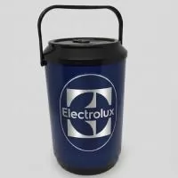 Cooler Térmico 8 Latas personalizado, ideal para brindes, eventos e ações promocionais. Compacto e prático, mantém as bebidas geladas por mais tempo e oferece excelente espaço para destacar a sua marca. Uma opção útil e atrativa para clientes, colaboradores e parceiros.