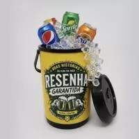 Cooler Térmico 8 Latas personalizado, ideal para brindes, eventos e ações promocionais. Compacto e prático, mantém as bebidas geladas por mais tempo e oferece excelente espaço para destacar a sua marca. Uma opção útil e atrativa para clientes, colaboradores e parceiros. 