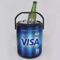 Cooler Térmico 12 Latas personalizado, ideal para ações promocionais, eventos e brindes corporativos. Com excelente capacidade e ampla área para personalização, mantém as bebidas geladas por mais tempo e proporciona grande visibilidade para a sua marca. 