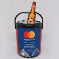 Cooler Térmico 12 Latas personalizado, ideal para ações promocionais, eventos e brindes corporativos. Com excelente capacidade e ampla área para personalização, mantém as bebidas geladas por mais tempo e proporciona grande visibilidade para a sua marca. 
