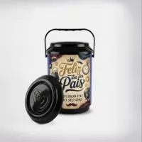 Cooler Térmico Personalizado para 10 Latas – Especial Dia dos Pais. Um presente prático, útil e cheio de personalidade para celebrar quem sempre esteve ao seu lado. Com capacidade para até 10 latas, mantém as bebidas geladas por mais tempo e conta com ampla área para personalização, permitindo incluir mensagens, homenagens, logotipos ou artes exclusivas para tornar a data ainda mais especial.