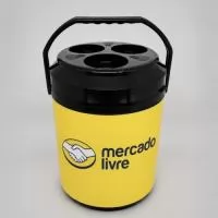 Cooler Térmico 12 Latas personalizado, ideal para ações promocionais, eventos e brindes corporativos. Com excelente capacidade e ampla área para personalização, mantém as bebidas geladas por mais tempo e proporciona grande visibilidade para a sua marca. 