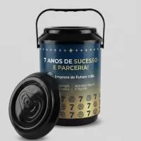 Cooler Térmico 12 Latas personalizado, ideal para ações promocionais, eventos e brindes corporativos. Com excelente capacidade e ampla área para personalização, mantém as bebidas geladas por mais tempo e proporciona grande visibilidade para a sua marca