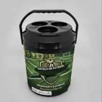 Cooler Térmico 12 Latas personalizado com a identidade da sua Escola de Futebol. Perfeito para atletas, treinadores, alunos e torcedores, combina praticidade e estilo em um produto exclusivo. Com espaço para personalização completa, é uma excelente opção para eventos, premiações, campanhas de matrícula e fortalecimento da marca da sua escola.