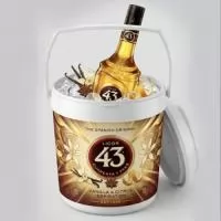 Cooler Térmico 16 Latas personalizado, ideal para brindes de maior impacto, eventos e campanhas promocionais. Com alta capacidade e ampla área para personalização, mantém as bebidas geladas por mais tempo e destaca a sua marca em momentos de lazer, confraternização e celebração. 