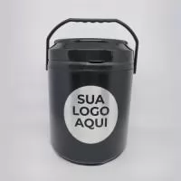 Cooler Térmico Personalizado para 12 Latas, com capacidade de 9 litros e ampla área para personalização. Ideal para brindes, eventos e ações promocionais, mantém as bebidas geladas por mais tempo e garante destaque para sua marca. Resistente e prático, possui dimensões de 310 mm de altura x 245 mm de diâmetro e peso aproximado de 1,050 kg. 