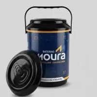 Cooler Térmico Personalizado para 8 Latas, com capacidade de 4,5 litros e ampla área para personalização. Ideal para brindes, eventos e ações promocionais, mantém as bebidas geladas por mais tempo e garante destaque para sua marca. Leve, resistente e prático, possui dimensões de 290 mm de altura x 190 mm de diâmetro e peso aproximado de 0,615 kg.