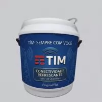 Cooler Térmico Personalizado para 24 Latas, com capacidade de 21 litros e ampla área para personalização. Ideal para brindes, eventos e ações promocionais, mantém as bebidas geladas por mais tempo e garante máxima visibilidade para sua marca. Resistente e espaçoso, possui dimensões de 365 mm de altura x 345 mm de diâmetro e peso aproximado de 2,700 kg. 