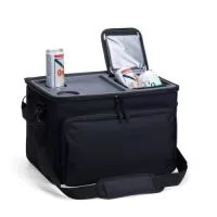 Bolsa Térmica Dobrável 36 Litros Personalizada  Espaçosa, resistente e prática, a Bolsa Térmica Dobrável de 36 litros é perfeita para transportar alimentos e bebidas, mantendo tudo organizado e protegido durante o passeio.  Confeccionada em poliéster, possui revestimento térmico em PEVA atóxico e uma tampa rígida de plástico PE com espaço para acomodar copos ou latas. Quando não estiver em uso, pode ser dobrada para facilitar o armazenamento.