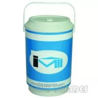 Cooler promocional com capacidade para 08 latas, com alça fixa e isolante térmico. Gravação da logomarca através de adesivo com impressão digital .