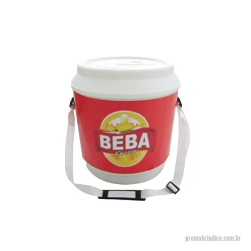 Cooler térmico personalizado - Cooler Isotérmico Maxi com capacidade para de 24 latas a 30 latas serve também como porta garrafas e balde de gelo, com 3 Porta Copos ou Latas na Tampa, alça em tiras de polipropileno fixa nas laterais do corpo, produzido em PP / polipropileno de cor branca ou sob consulta super resistente, com parede dupla e isolamento interno em isopor prensado, corpo revestido em adesivo com impressão digital de alta resolução em 360º em cores a traço / chapadas ou em cromia do tipo imagem. 