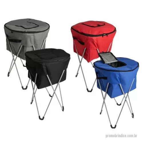 Cooler térmico personalizado - O cooler perfeito para eventos ao ar livre! Com uma impressionante capacidade de 62 litros, é fabricado em poliéster com revestimento térmico em PEVA atóxico e soldado, garantindo zero vazamentos. Ideal para festas e confraternizações, mantém as bebidas geladas por mais tempo, permitindo até mesmo o uso de gelo em seu interior. Para maior praticidade, conta com uma tampa de fácil acesso que reduz a abertura completa do cooler, preservando a temperatura interna. Seu pedestal metálico oferece sustentação firme e fácil manuseio, enquanto o estojo de poliéster mantém tudo organizado para o próximo evento. Um brinde funcional e sofisticado da Youdu Brindes.