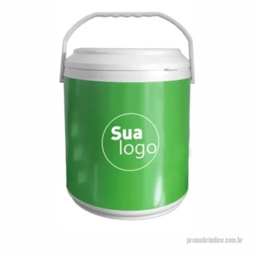 Cooler térmico personalizado - Cooler Lata Térmico 12 Latas Personalizado: A Festa Começa Aqui!  Apresentamos o Cooler Lata Térmico 12 Latas Personalizado, o companheiro ideal para suas celebrações e momentos de lazer. Com capacidade para 12 latas e design prático, este cooler térmico garante que suas bebidas permaneçam geladas por mais tempo, onde quer que você esteja.  Características Capacidade generosa: 9 litros, perfeito para acomodar 12 latas de bebida, ideal para festas, churrascos e eventos com amigos e familiares. Tamanho ideal: 27cm de diâmetro x 34cm de altura, oferecendo espaço suficiente para suas bebidas sem ocupar muito espaço. Isolamento térmico de alta performance: Mantém suas bebidas geladas por horas, garantindo o frescor ideal para seus momentos de lazer. Material resistente e durável: Fabricado com materiais de alta qualidade, projetado para resistir ao uso frequente e às condições externas. Design prático e funcional: Fácil de transportar e armazenar, com tampa removível para facilitar o acesso