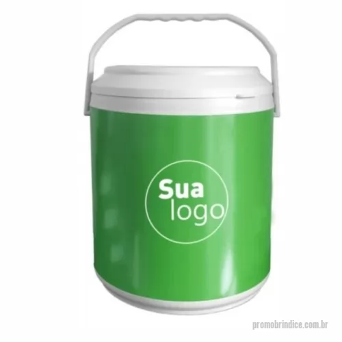 Cooler térmico personalizado - Cooler Lata Térmico 24 Latas Personalizado: A Festa Completa em um Único Cooler!  Apresentamos o Cooler Lata Térmico 24 Latas Personalizado, a solução definitiva para grandes eventos e celebrações. Com capacidade para 24 latas e design robusto, este cooler térmico garante que suas bebidas permaneçam geladas por horas, mantendo a festa animada do início ao fim.  Características Capacidade excepcional: 20 litros, perfeito para acomodar 24 latas de bebida, ideal para grandes festas, churrascos e eventos com grande número de convidados. Tamanho ideal para grandes eventos: 35cm de diâmetro x 36cm de altura, oferecendo espaço generoso para suas bebidas sem comprometer a portabilidade. Isolamento térmico de alta performance: Mantém suas bebidas geladas por longos períodos, garantindo o frescor ideal para seus momentos de lazer prolongados. Material resistente e durável: Fabricado com materiais de alta qualidade, projetado para suportar o uso frequente e as condições externas mais exigentes. D