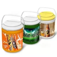 Cooler Térmico em PP com parede dupla e isolamento interno com chapa de isopor, em formato lata de cerveja com capacidade para 16 latas ou 12 litros, tamanho aproximado 35,5 x 33,1 cm.