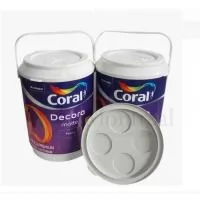 Produzido em: PP / polipropileno de cor branca e preta com parede dupla + isopor; Capacidade: 14 latinhas de 350 ml; Volume interno: 11 litros; Peso: 1,060 kg; Dimensões externas: 34,5 cm de altura X 25 cm de diâmetro; Dimensões internas: 21,5 cm de diâmetro interno X 26 cm de profundidade; Transporte: Por alça rígida articulável injetada na cor padrão branca e preta ; Tampa: Movél fixada por encaixe nas cores padrão branca e preta com sistema de porta latas na parte interna; Isolamento interno: Entre paredos com chapa de isopor prensado; Formato externo do corpo: Levemente cônico sendo mais estreito na parte inferior; Personalização: Adesivo com impressão digital (traço ou cromia) de alta resolução em 360° Adesivos: Dois adesivos ( com imagens iguais ou diferentes) aplicados ao redor do corpo , com sobreposição de aproximadamente de 1 cm nas duas laterais
