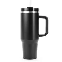 Caneca térmica com capacidade de 1,2 litros feita em inox 304 com parede dupla, contém tampa acrílica rosqueável com acesso para canudo e pegador plástico com aderência emborrachada. Acompanha canudo plástico.