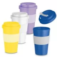 Copo plástico produzido em Plástico RPET, com capacidade de 400ml, tampa rosqueável e detalhe em silicone.