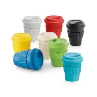 Copo de viagem em fibra de bambu (60%) e PP (40%), com tampa. Tira em silicone para facilitar o transporte de bebidas quentes. Capacidade até 380 mL. Certificação EU Food Grade. ø95 x 114 mm