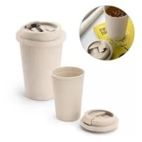 Copo de viagem em fibra de bambu (60%) e PP (40%) com tampa flip top. Capacidade até 380 mL. Certificação EU Food Grade. Ø95 x 113 mm