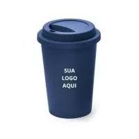 O Copo de Viagem em PP é prático e funcional, ideal para acompanhar você no trabalho, passeios ou atividades ao ar livre. Produzido em polipropileno (PP), possui tampa segura e corpo resistente, garantindo durabilidade e conforto no uso diário. Com capacidade de até 450 mL, é certificado com EU Food Grade, assegurando qualidade e segurança alimentar. Um brinde corporativo versátil e moderno, que pode ser personalizado em Silk Screen (1 cor), destacando sua marca de forma elegante e impactante.  Dimensões:  ø90 x 135 mm