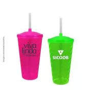 Capacidade para 600ml. Design moderno e acabamento impecável, o Copo Twist com Tampa e Canudo é feito em Plástico Premium (PS), atóxico, com parede de 2mm de espessura que garante um produto robusto de alta qualidade, transparência impecável e cores vibrantes.
